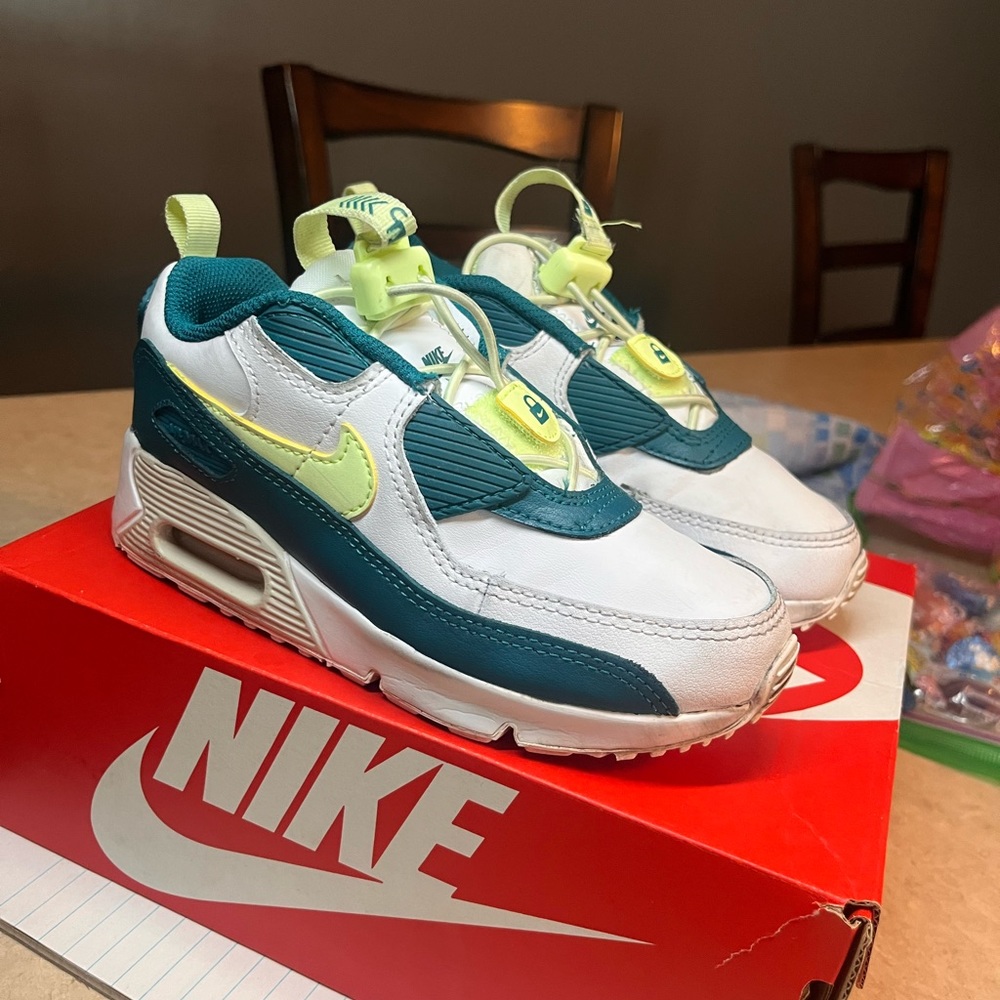 Little boys Nike size 13.5 Air Max Toggle like new